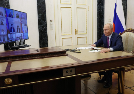 Путин призвал к развитию системы обучения жестовому языку