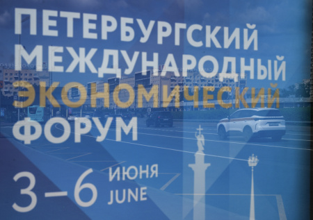 Робот-балерина и ее спутник отправили воздушные поцелуи участникам ПМЭФ