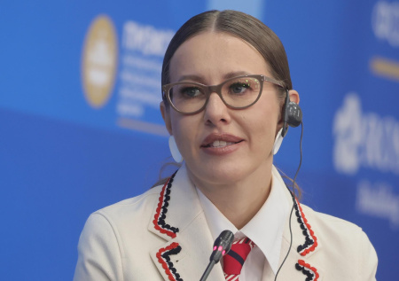 «Выглядеть нужно уместно»: стилист о наряде Собчак на ПМЭФ