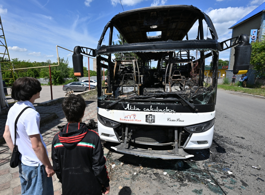 Сгоревший рейсовый автобус Москва — Симферополь в результате атаки дрона ВСУ в Енакиево