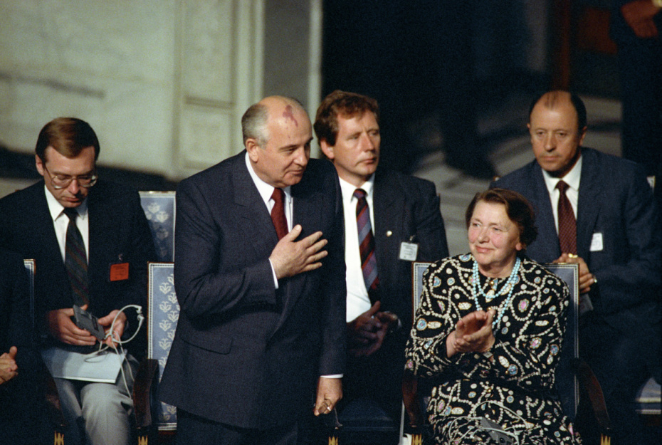 Лауреат Нобелевской премии мира за 1990 год Михаил Горбачев прочел традиционную Нобелевскую лекцию во время церемонии вручения