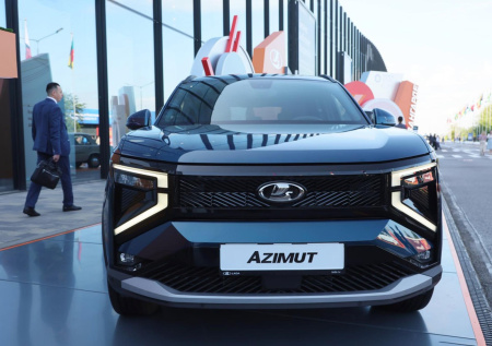 «АвтоВАЗ» представил на ПМЭФ Azimut в новом цвете