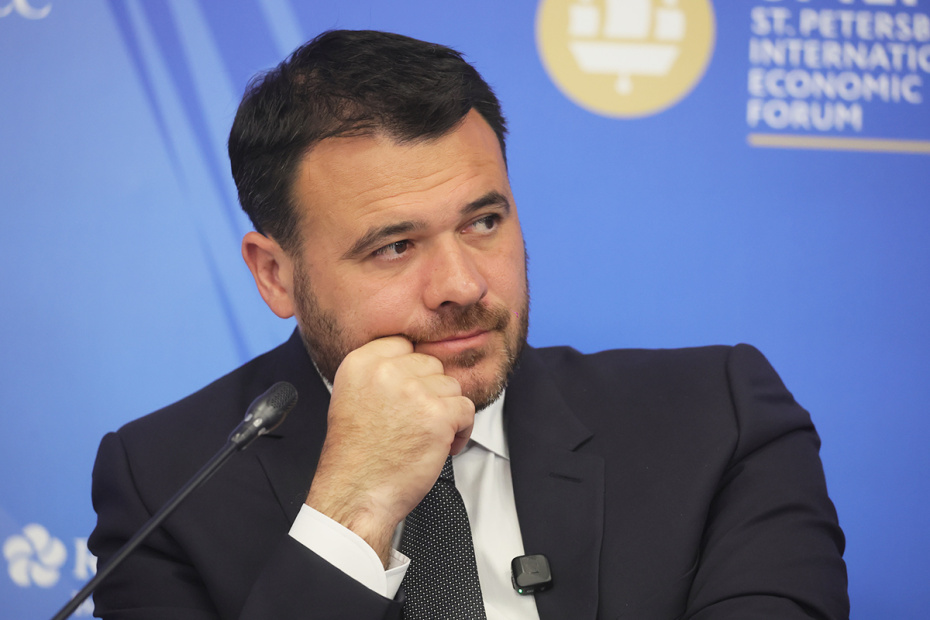 Эмин Агаларов выступает на сессии «Россия — Азербайджан» в рамках XXIX Петербургского международного экономического форума на территории конгрессно-выставочного центра (КВЦ) «Экспофорум»