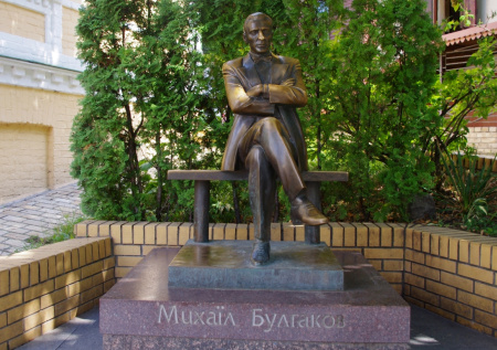 Памятник Булгакову снесли в Киеве