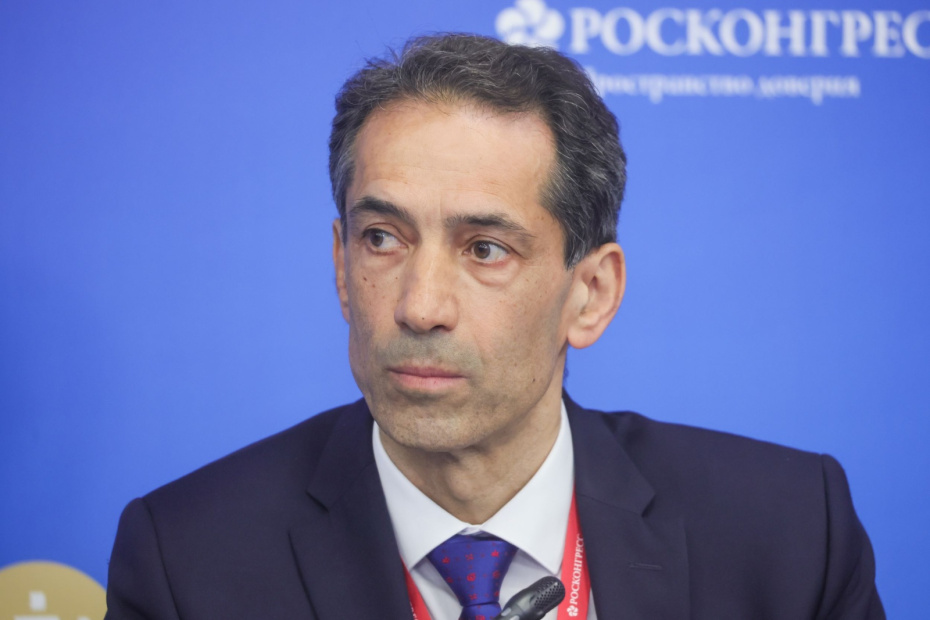 Рахман Мустафаев выступает на сессии «Россия — Азербайджан» в рамках XXIX Петербургского международного экономического форума на территории конгрессно-выставочного центра (КВЦ) «Экспофорум»