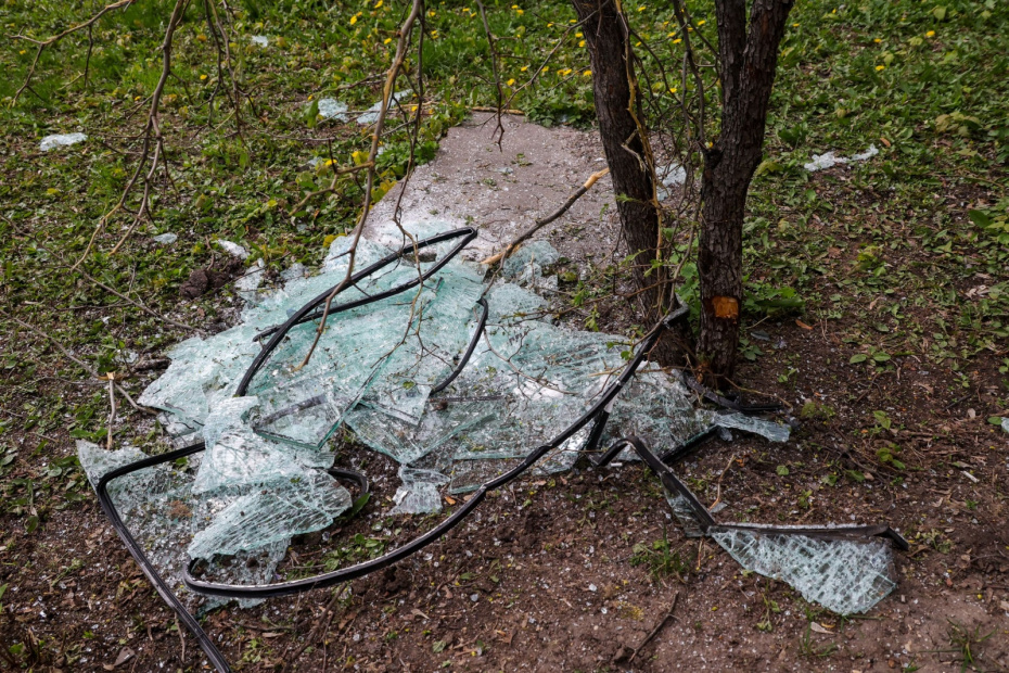 Разбитое окно здания, поврежденного в результате атаки БПЛА