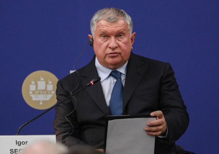 «Никто не может»: Сечин заявил о нефтяной дыре в 16 млн баррелей в сутки