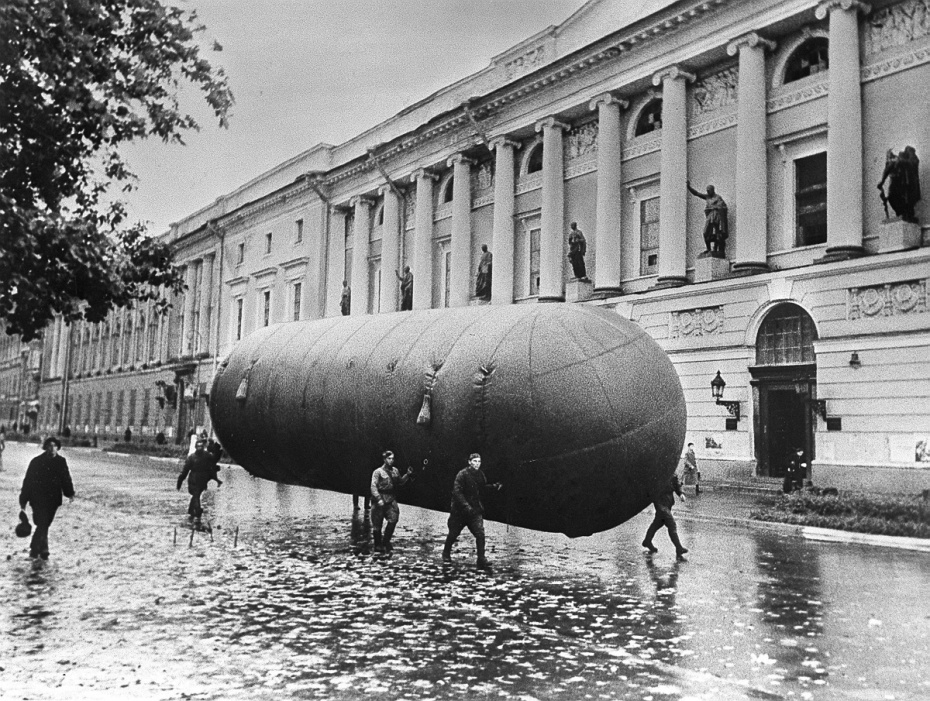 Великая Отечественная война 1941–1945 годов. Блокада Ленинграда. Бойцы противовоздушной обороны ранним утром на Невском проспекте