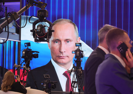 «Песков подсунул»: Путин сообщил о беглом просмотре «бумажки» Зеленского