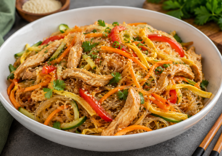 Салат из фунчозы, курицы и яичных блинчиков — вкусное сытное блюдо. Можно подавать теплым и холодным на следующий день