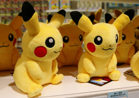 Грабители в мгновение разбогатели, стащив из магазина карточки Pokemon