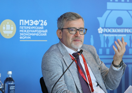 Директор ВЦИОМ заинтересовал участников ПМЭФ интересным элементом одежды