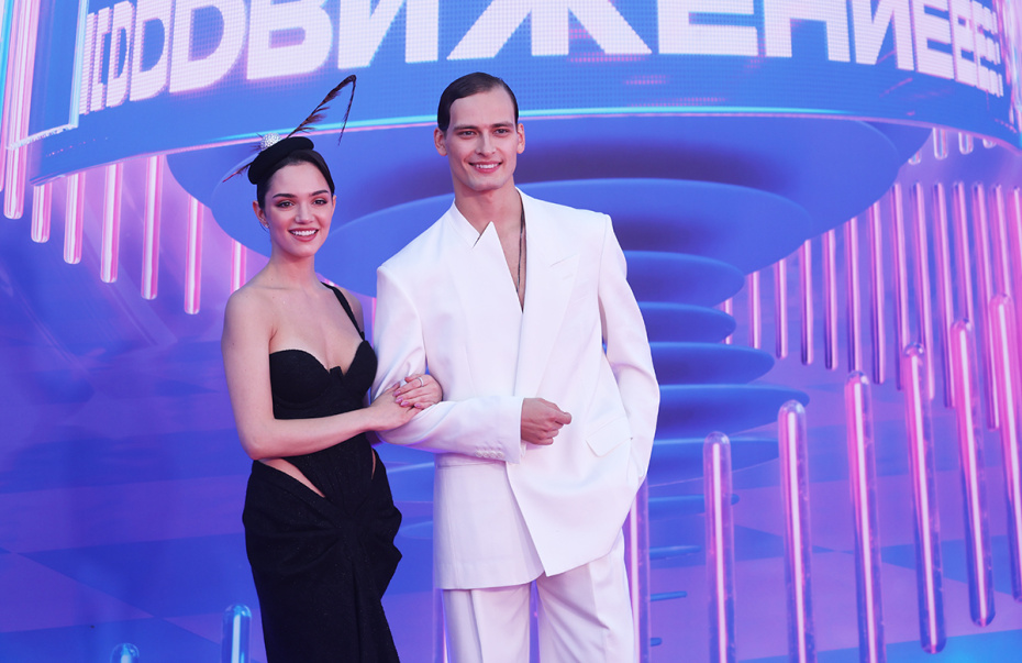 Фигуристка Евгения Медведева и ее жених Ильдар Гайнутдинов перед началом церемонии вручения XXI премии МУЗ-ТВ на «Live Арене»