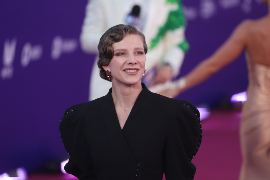 Актриса Лиза Арзамасова перед церемонией вручения ХХI национальной телевизионной премии в области популярной музыки МУЗ-ТВ 2026. Движение на «Live Арене» в Москве