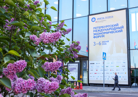 Люди выстроились в огромные очереди ради памятного подарка с ПМЭФ