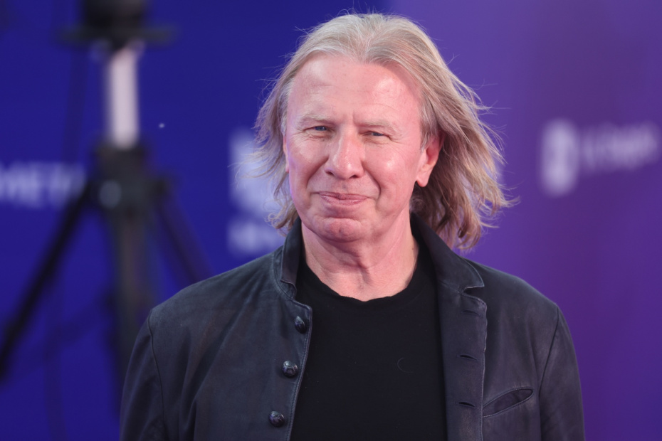 Композитор, музыкальный продюсер Виктор Дробыш перед церемонией вручения ХХI национальной телевизионной премии в области популярной музыки МУЗ-ТВ 2026. Движение в Live Арене в Москве