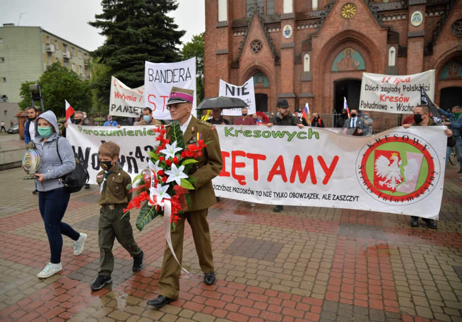 Участники шествия по улицам Варшавы во время памятных мероприятий в День памяти жертв геноцида в Волынской резне