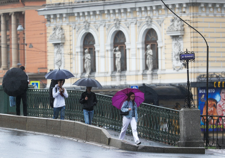 Жителей Петербурга предупредили об аномальном граде и ливнях
