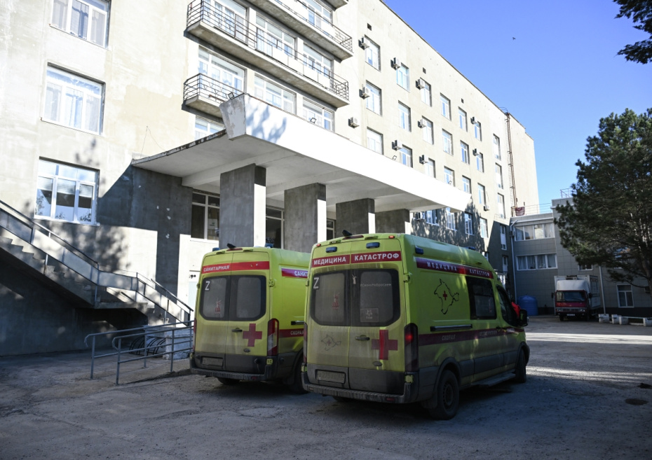 Кареты скорой медицинской помощи у центральной районной больницы Джанкоя