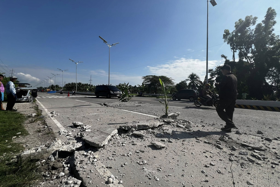 Поврежденная землетрясением магнитудой 7,8 дорога в городе Генерал-Сантос на Филиппинах, 8 июня 2026 года.