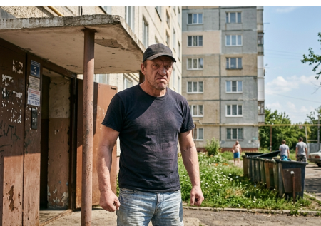 «Башку отрежу — соседи будут в шоке»: тиран пинал девушку у подъезда