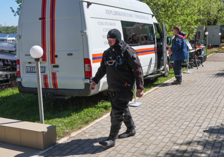 Спасатели достали из озера тело подростка