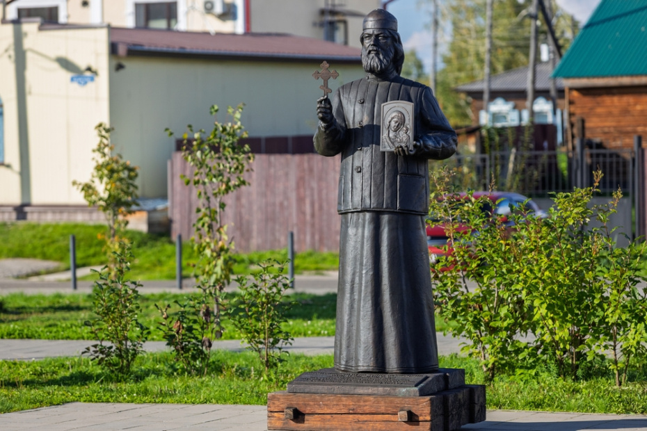Памятник Луке Войно-Ясенецкому — русскому хирургу, духовному писателю, епископу Русской православной церкви, архиепископу Симферопольскому и Крымскому