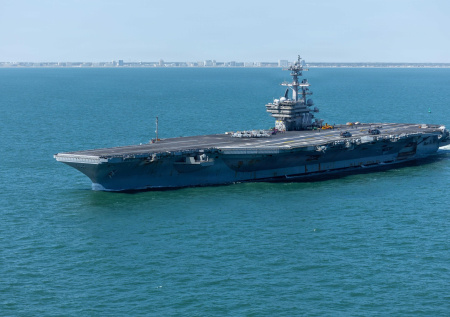На борту авианосца ВМС США произошла стрельба с жертвой