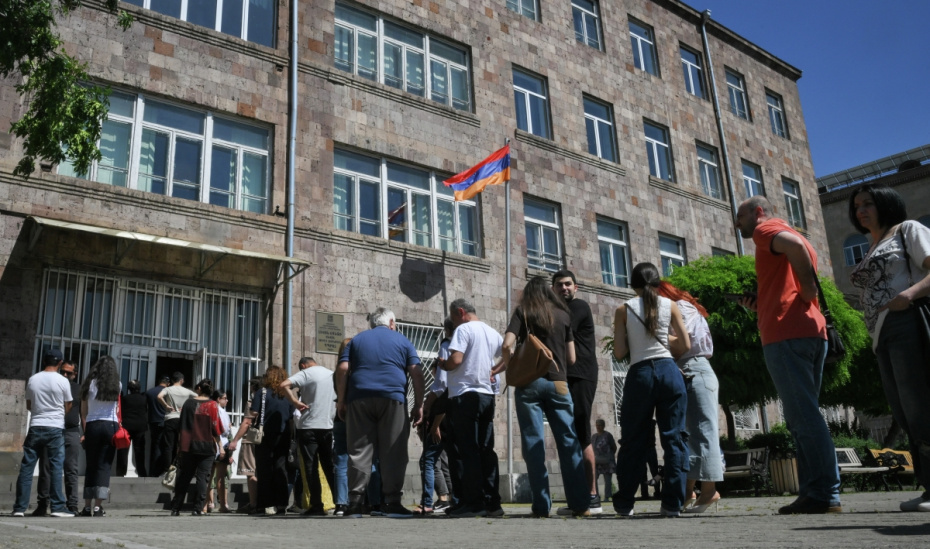 Избиратели пришли на парламентские выборы и стоят в очереди на избирательный участок в Ереване