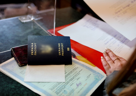Украинцам начали задерживать выдачу загранпаспартов
