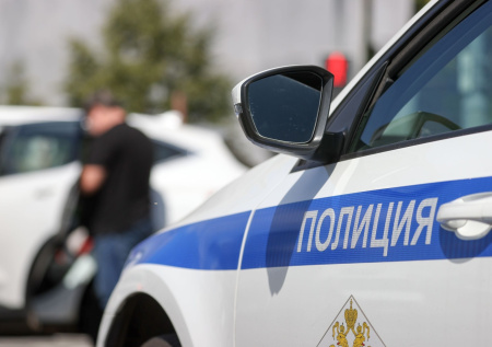 Блогер бросил в пробке машину с автопилотом и ушел в магазин за чипсами