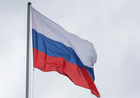 Гигантский триколор развернули в Израиле в честь Дня России