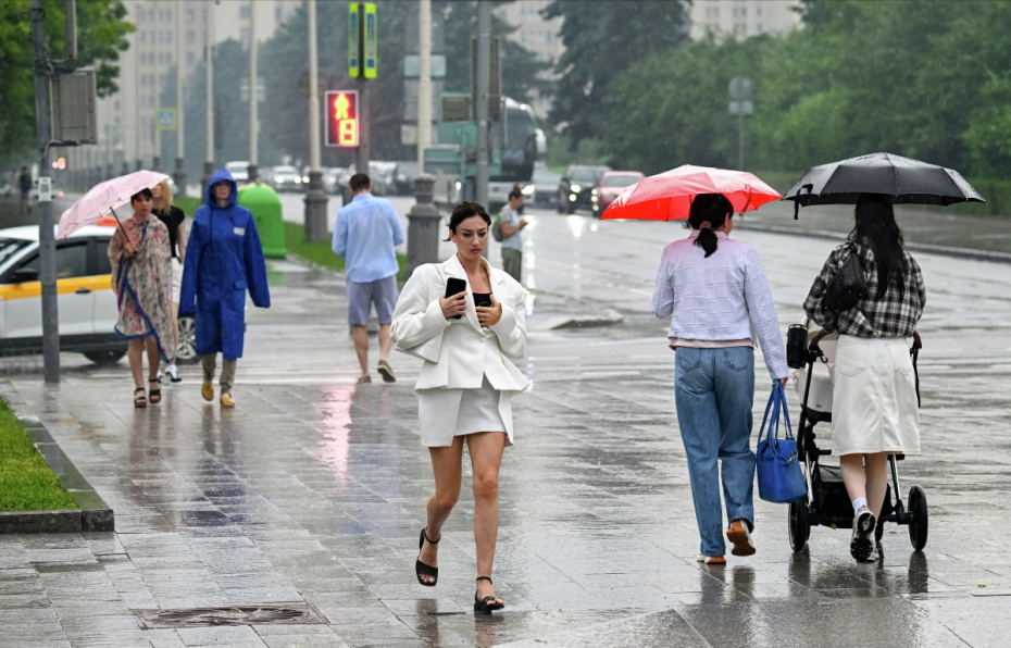 Горожане во время дождя в Москве
