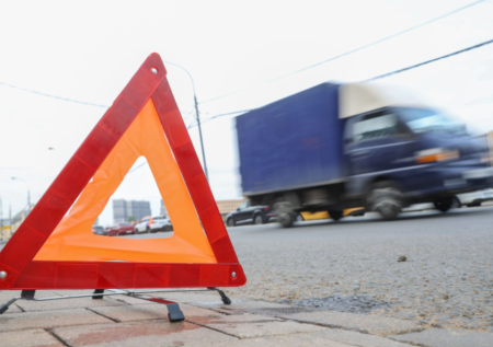 Автобус в Петербурге сбил перебегающих дорогу маму с дочкой