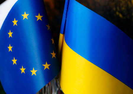 В Польше выкинули в мусорку флаги Украины и Евросоюза