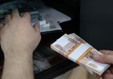 Пенсионерка испугалась «силовиков» и передала аферистам 26 млн рублей