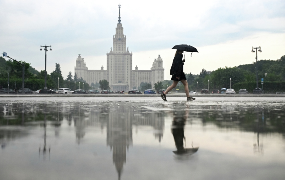 Горожанка у МГУ имени М. В. Ломоносова в Москве во время дождя