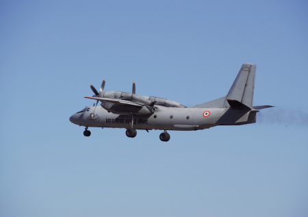 Момент крушения Ан-32 ВВС Индии при посадке на авиабазе попал на видео