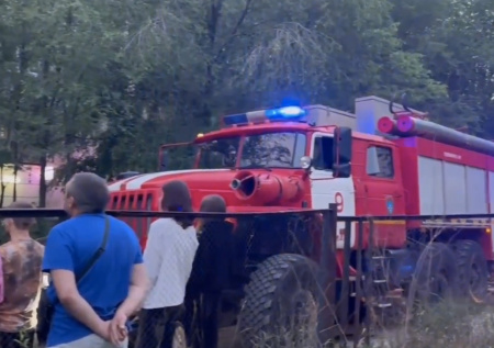 Ребенка вынесли на руках из горящего дома в Самаре