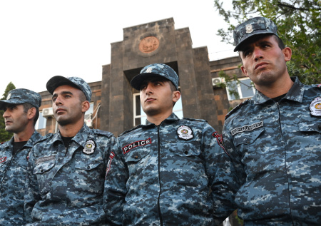Центр Еревана заполонила полиция