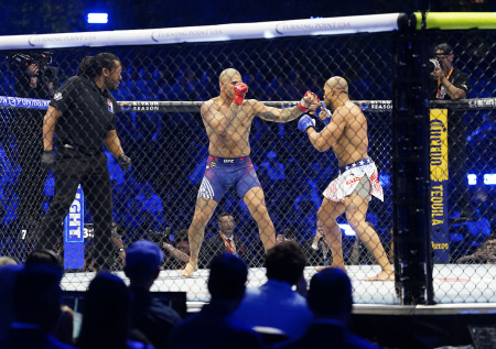 Экс-чемпиона UFC отправили в нокаут на историческом турнире в Белом доме