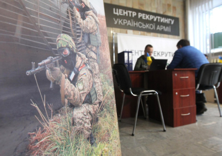 Пенсионер с лопатой отбил соседа от принудительной мобилизации на Украине