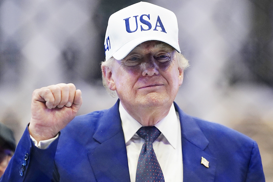 Президент США Дональд Трамп стоит в октагоне после турнира UFC Freedom 250 на Южной лужайке Белого дома в Вашингтоне, округ Колумбия