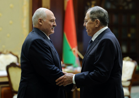 Лавров публично поддержал Лукашенко после отказа принимать участие в СВО