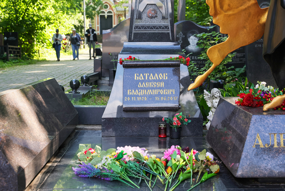 Могила жены актера Алексея Баталова Гитанны Леонтенко рядом с могилой актера Алексея Баталова на Преображенском кладбище в Москве
