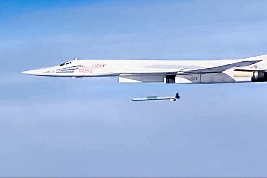 Запуск крылатой ракеты X-101 со стратегического бомбардировщика-ракетоносца Ту-160 ВКС РФ