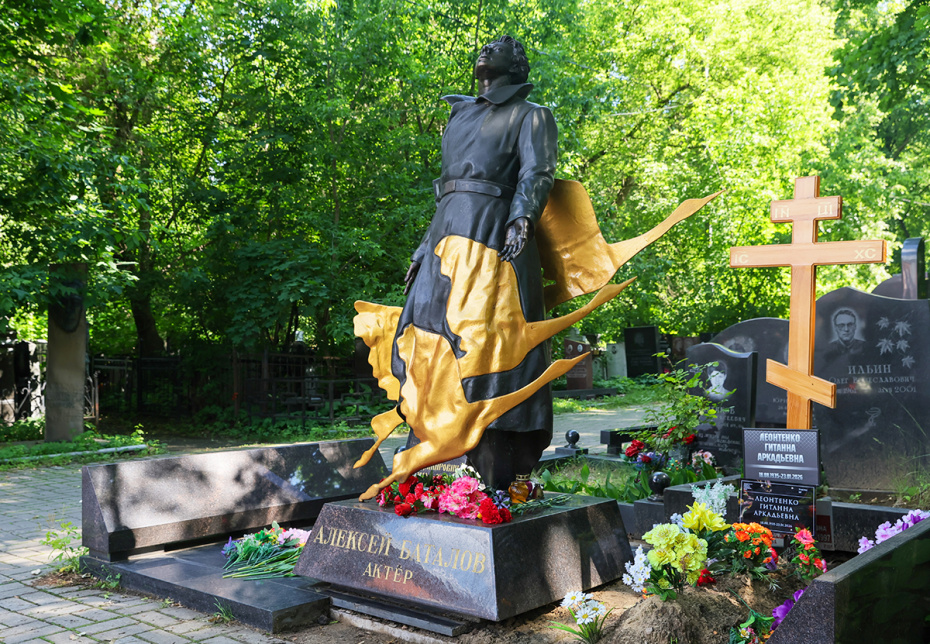 Могила жены актера Алексея Баталова Гитанны Леонтенко рядом с могилой актера Алексея Баталова на Преображенском кладбище в Москве