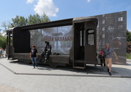 В Екатеринбурге появился монумент создателю «Брата» и «Жмурки»