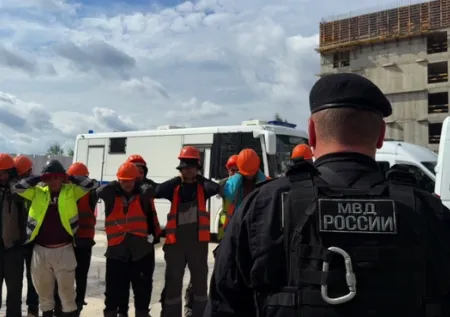 Мигранты спрятались за бетонной плитой от полицейского рейда в Петербурге