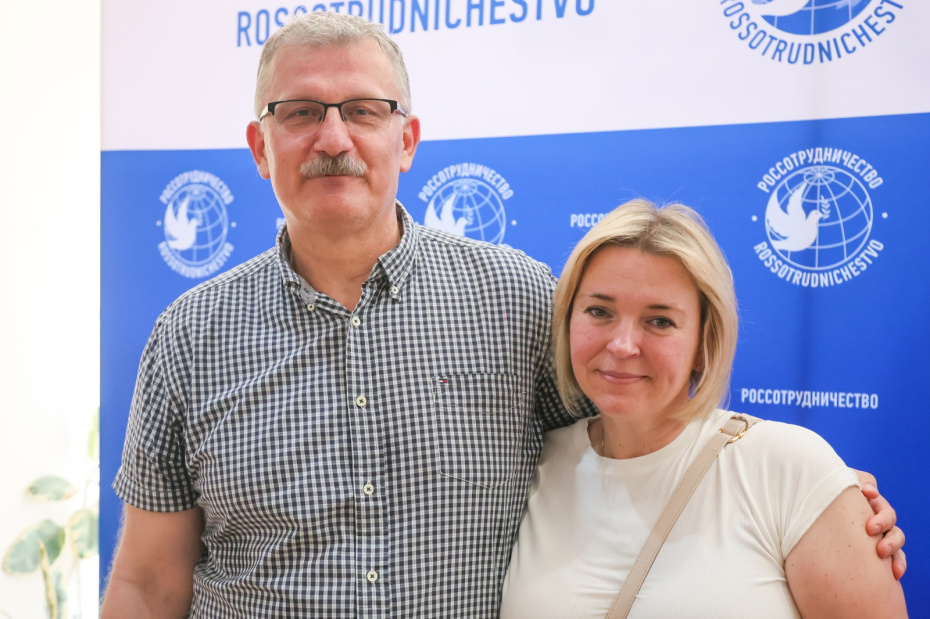 Серб, работающий в IT-сфере, Стевимир Эрцеговац и его жена Каролина из Польши на встрече руководителя Россотрудничества Игоря Чайки с переселенцами из недружественных стран в преддверии Дня России